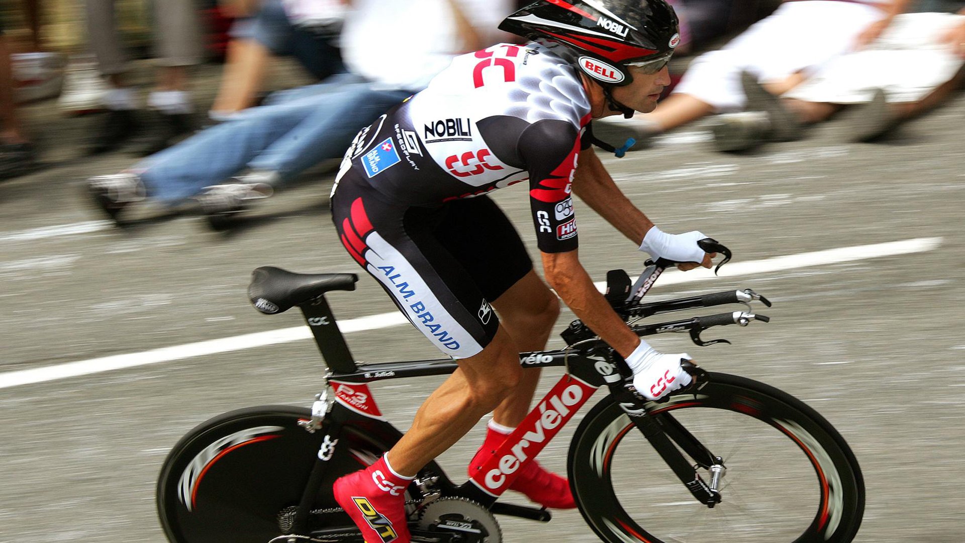 新版篮球运动装备引领运动时尚潮流，新版篮球鞋